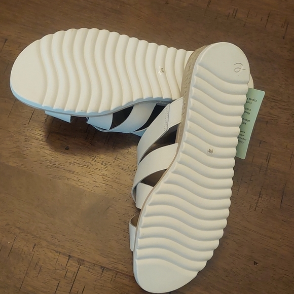 Easy Spirit Wide-fit Sandals - Picture 4 of 10